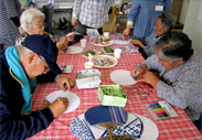 旭市仮設住宅でのスマイルカフェ（2012.4、夏に向けてうちわ作り）