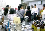 食の安全推進委員会が千葉県衛生研究所を見学