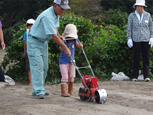 種まき作業（13年9月）